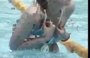 XXX जिम्नॅस्टिक्स दाट तपकिरी रंगाचे केस मध्ये स्त्रियांचा पोहण्याचा पोशाख सोफा वर