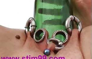 XXX सोनेरी केस व गोरी त्वचा प्रसार तिचे पाय एक टेबलावर एक कॅफे मध्ये