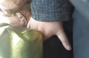 XXX विशाल स्तन दाट तपकिरी रंगाचे केस एक शॉवर घेऊन समोर गुपित कॅमेरा