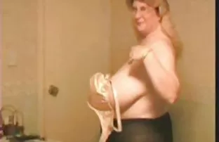 XXX मॉडेल वागणे येथे एक फोटो शूट नग्न