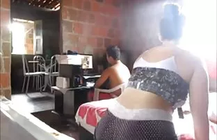 XXX माणूस pantyhose aflit मित्र स्वयंपाकघर मध्ये