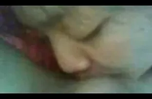 XXX दाट तपकिरी रंगाचा केसाची व्यक्ती मध्ये लहान परकर घेते लंड विशाल गांड नितंब