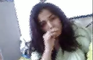 XXX सुंदर सोनेरी केस व गोरी त्वचा लिहितात शौचालय