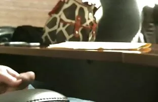 XXX एक पत्नी caresses तिच्या पती च्या जीभ