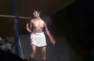 XXX पहिल्या वेळी माणूस दुखापत, पण की व्यवस्थापित