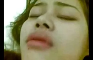 XXX मधली स्टॉकिंग्ज मध्ये माणूस अनैतिक समागमाला प्रवृत्त करणे