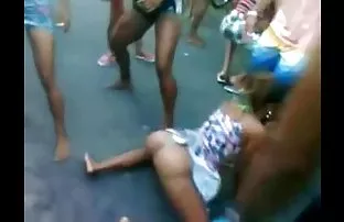 XXX आधी चालणे, एक तरुण जोडपे समागम