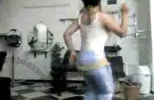 XXX सडपातळ सोनेरी क्लोज अपसाठी झाली गुलाबी
