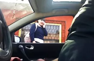 XXX नळ आपल्या सडपातळ पाय आणि caressed मांजर