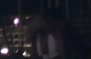 XXX आनंदी तरुण मुलगी येशूचे कपडे काढले बेअर