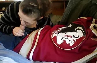 XXX Savoring तिच्या shaved मांजर, trelka Masturbates परत वर प्रसूत होणारी सूतिका