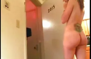XXX विद्यार्थी undresses आणि वागणे बेड वर