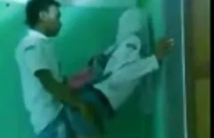 XXX तरुण स्त्री बदलानुसार वर एक विशाल बूल्ला