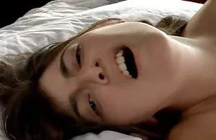 XXX लाल केस असलेल्या व्यक्ति अप्सरा वर एक पांढरा सोफा indulges स्वत: एक टॉय