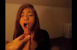 XXX आवडत्या fucked आणि cumshot तिच्या तोंडात
