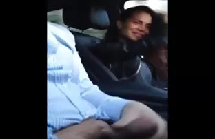 XXX Rita peed एका काचेच्या मध्ये बसून त्याच्या haunches सह असण्याचा वेषभूषा