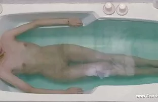 XXX लाल केस असलेल्या व्यक्ति जिमनॅस्ट दाखवते पसरले वर चेंडूत फिटनेस