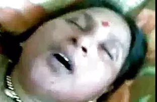 XXX Irina वर एक शर्यतीची हलकी शिडाची नाव undresses आधी ध्येय आणि त्याने तिच्या केसाळ