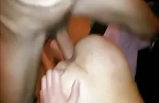 XXX आला आरामदायक पलंग वर एक छान हस्तमैथुन