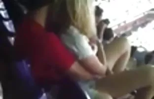 XXX The दाट तपकिरी रंगाचे केस परवानगी स्पर्श तिच्या पुच्ची