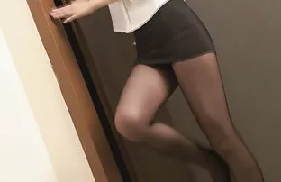 XXX तरुण Masha रस्त्यावर दर्शवित मांजर